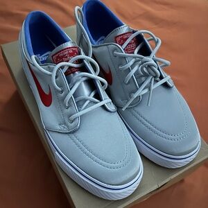 Nike Zoom Stefan Janoski  in Metallic Silver and Red